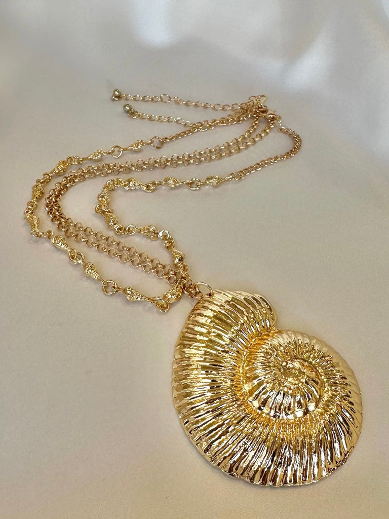 【送料&関税込】ChloAC chloA¨ Shells Necklace Chloé The Chloé Shells Necklace in Vintage gold in Vintage